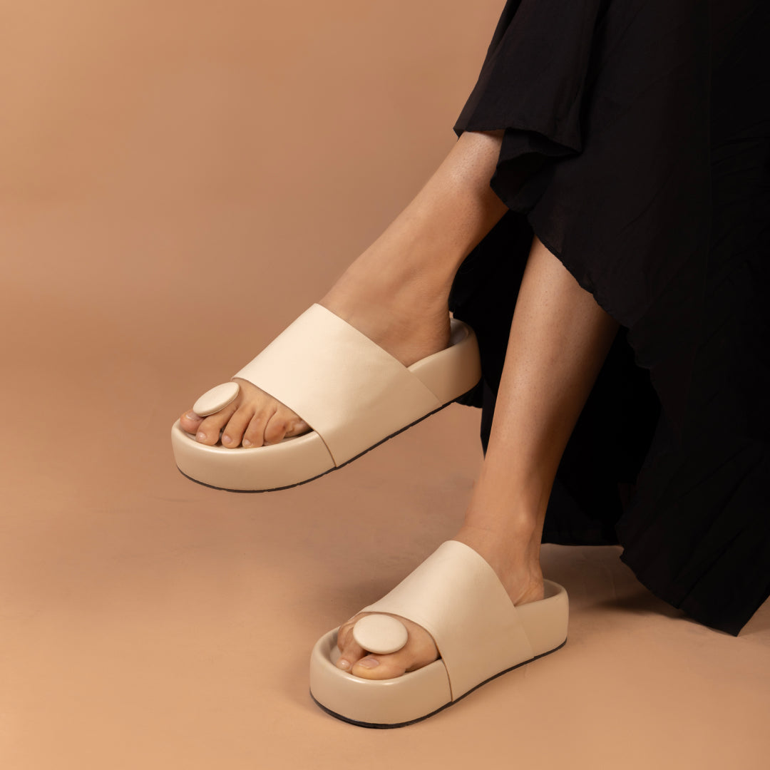 Bobble Head Cream Thong Platform