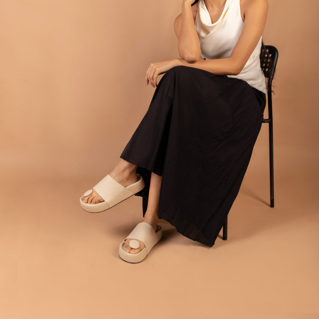 Bobble Head Cream Thong Platform