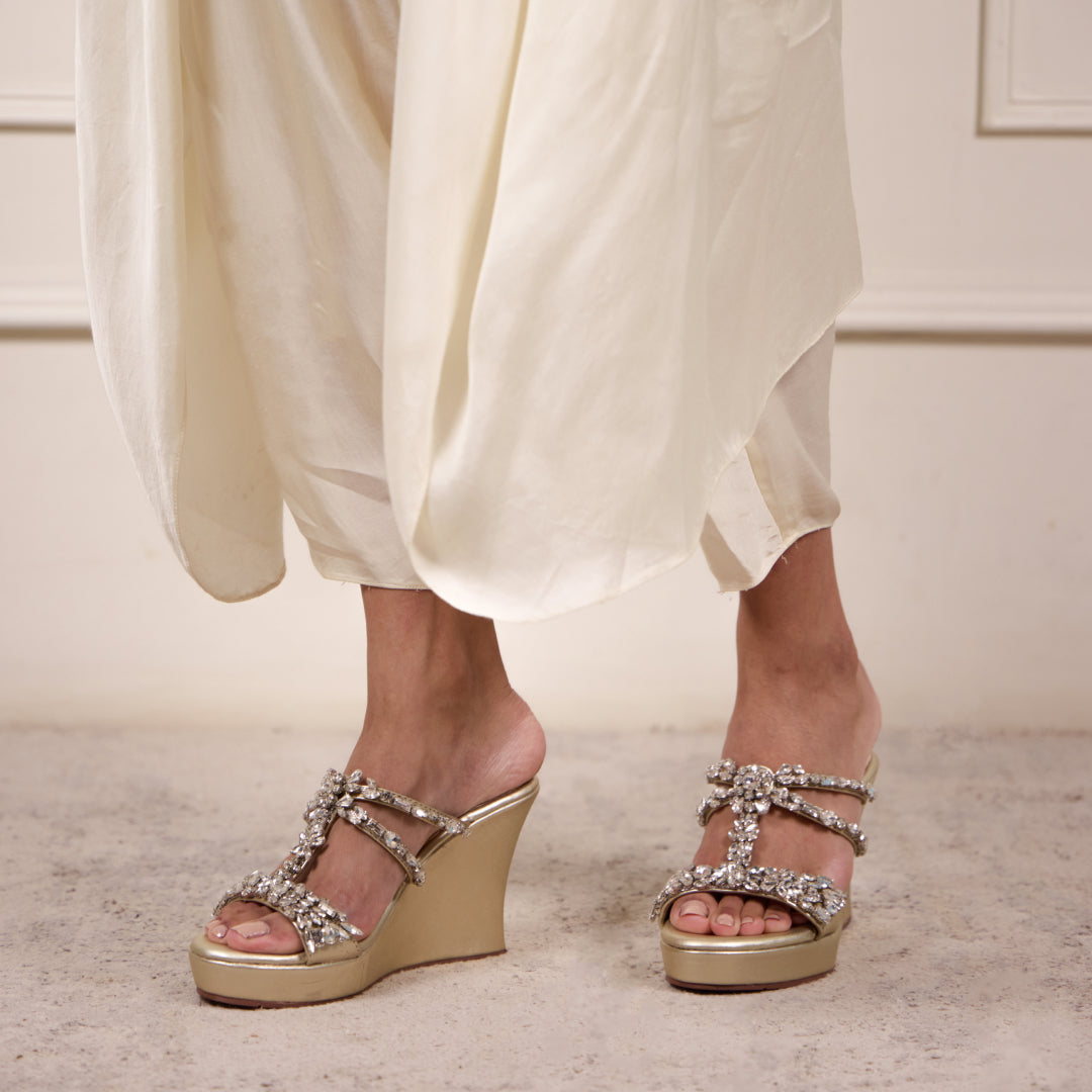 Jewel Lifted Gold Wedge