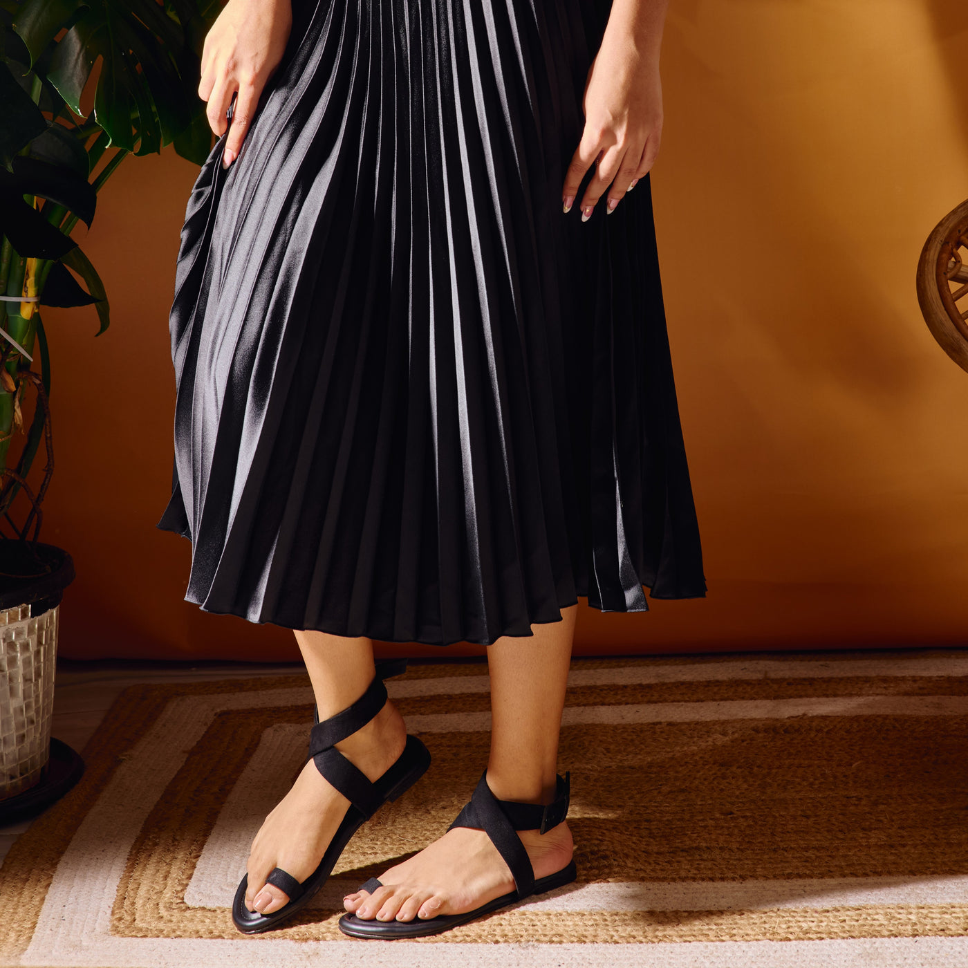 Black Toe Loop Sandals